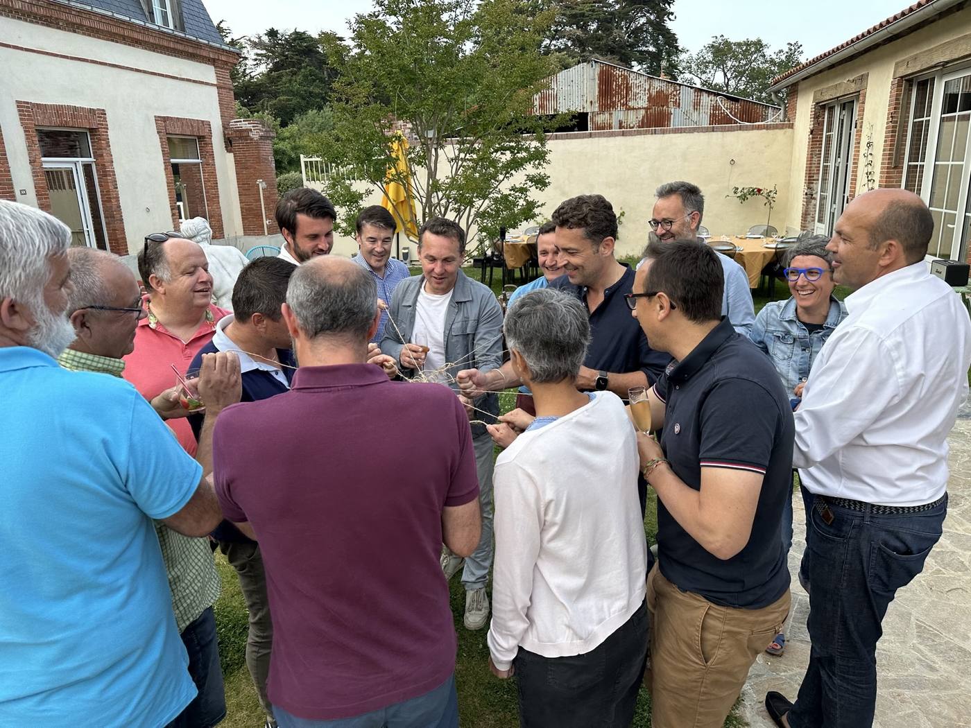 Un groupe en pleine conversation dans la lumière du soir