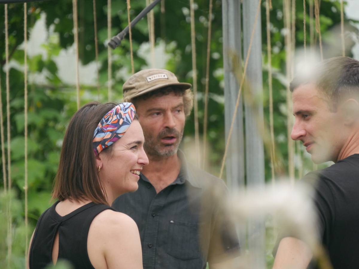 Rencontre souriante avec un maraîcher local